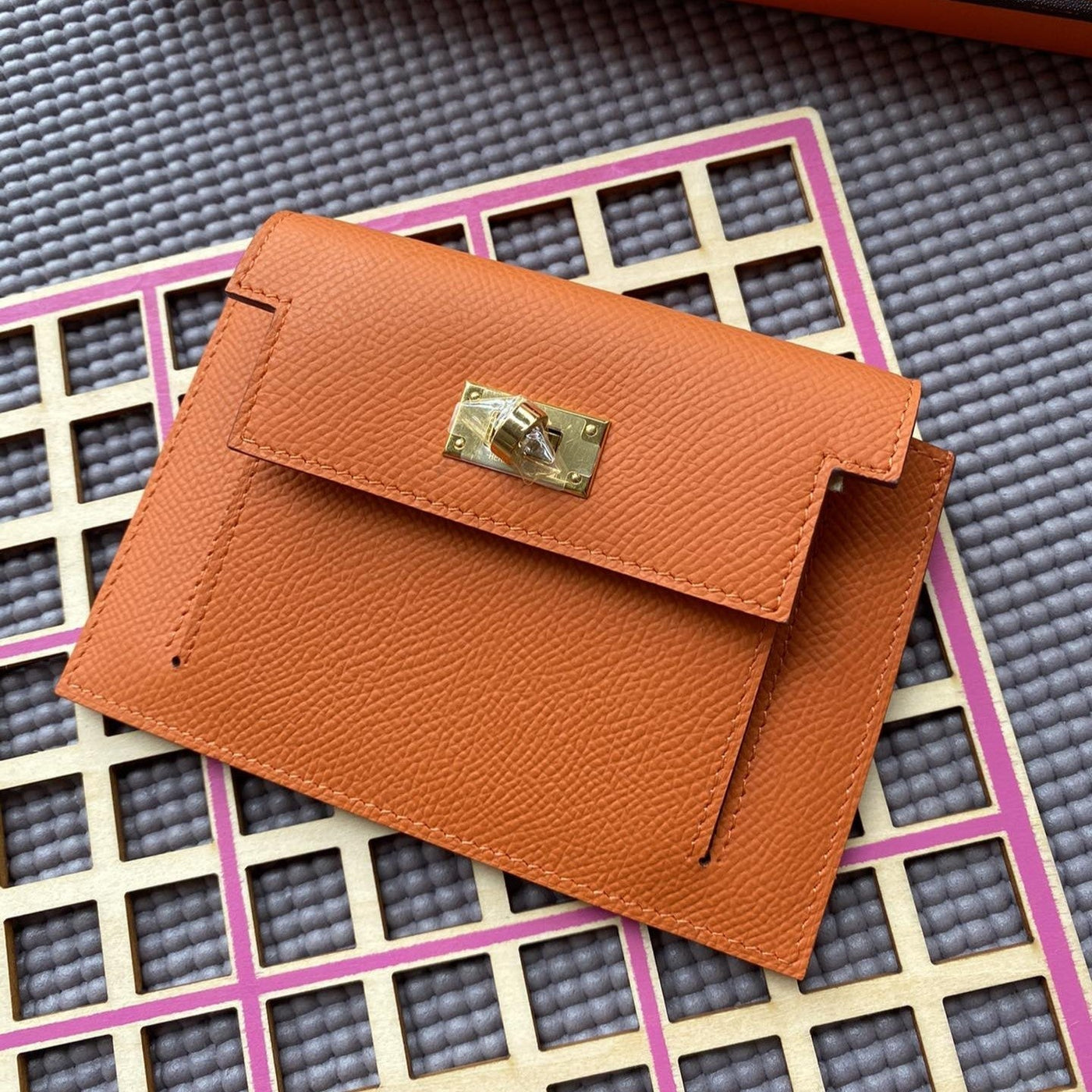 HM Kelly Pocket 13.5 Orange Epsom Ghw | Studio Nafay