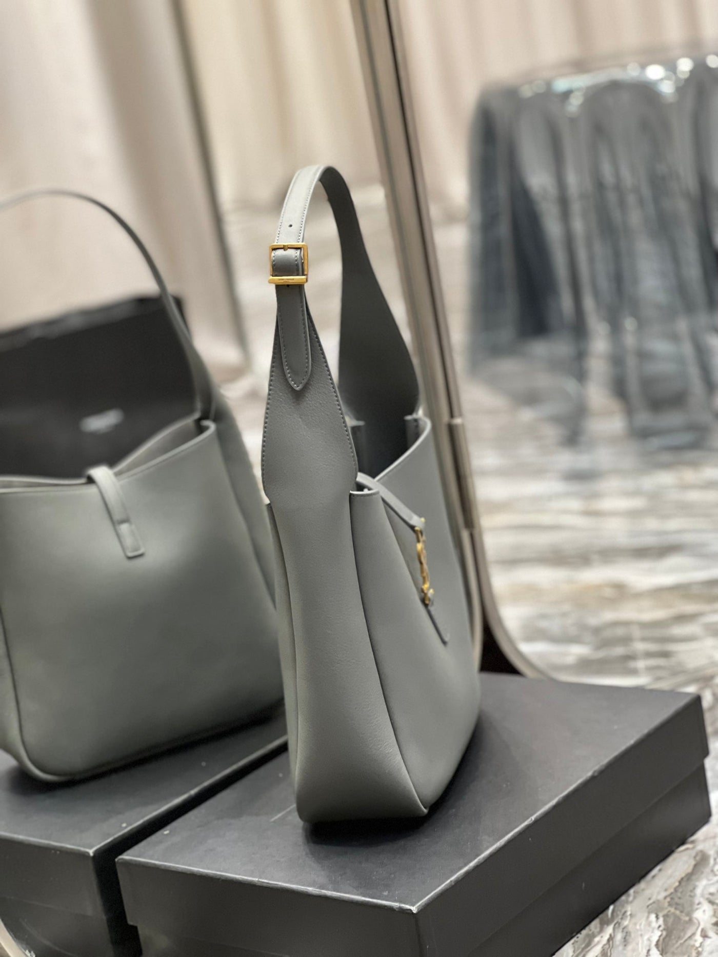 le 5a7 small 23 rock gray calfskin - Product Image 7