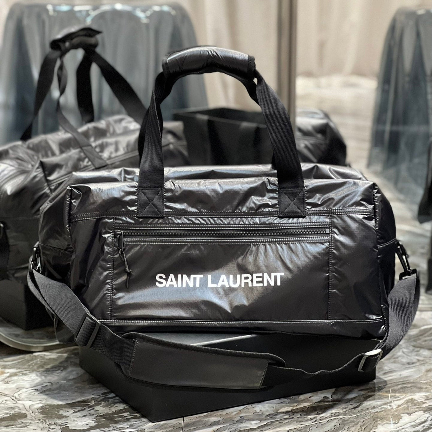 TRAVEL TOTE BAG 50 IN BLACK POLISHED NYLON | Studio Nafay