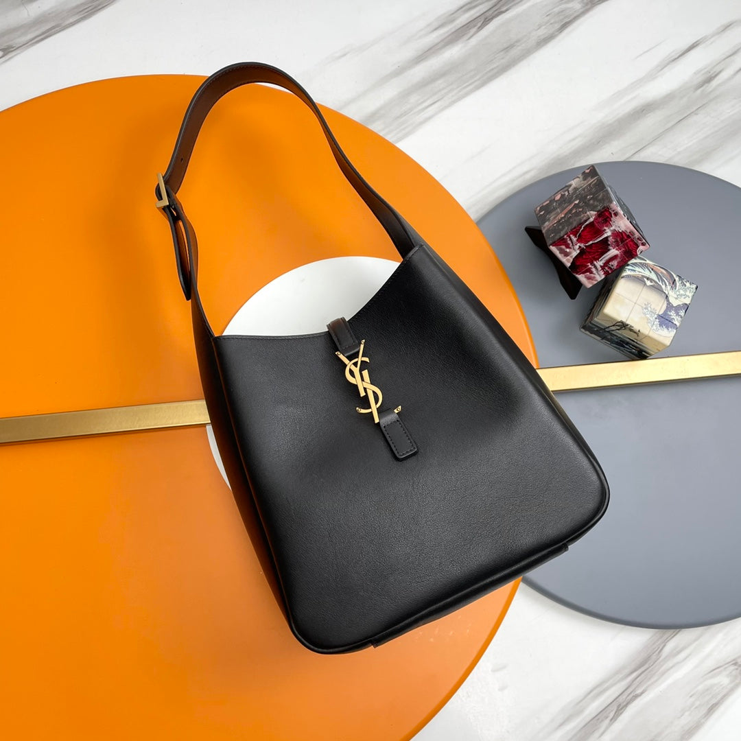 le 5a7 small 23cm black calfskin | Studio Nafay