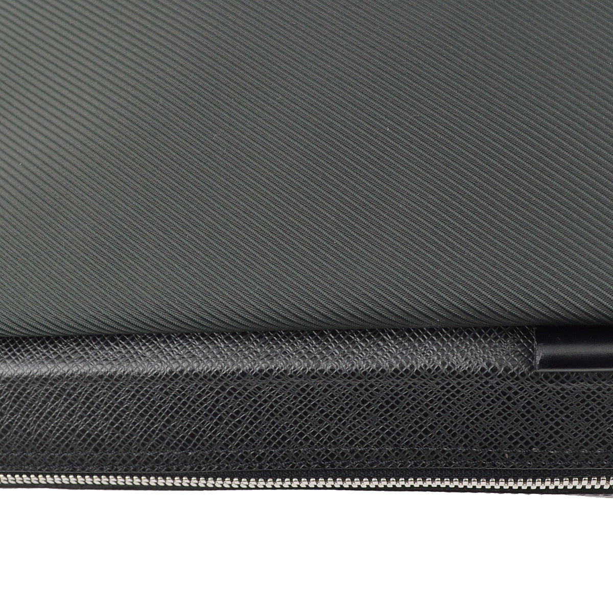 Louis Vuitton Black Taiga Beluga Shoulder Bag