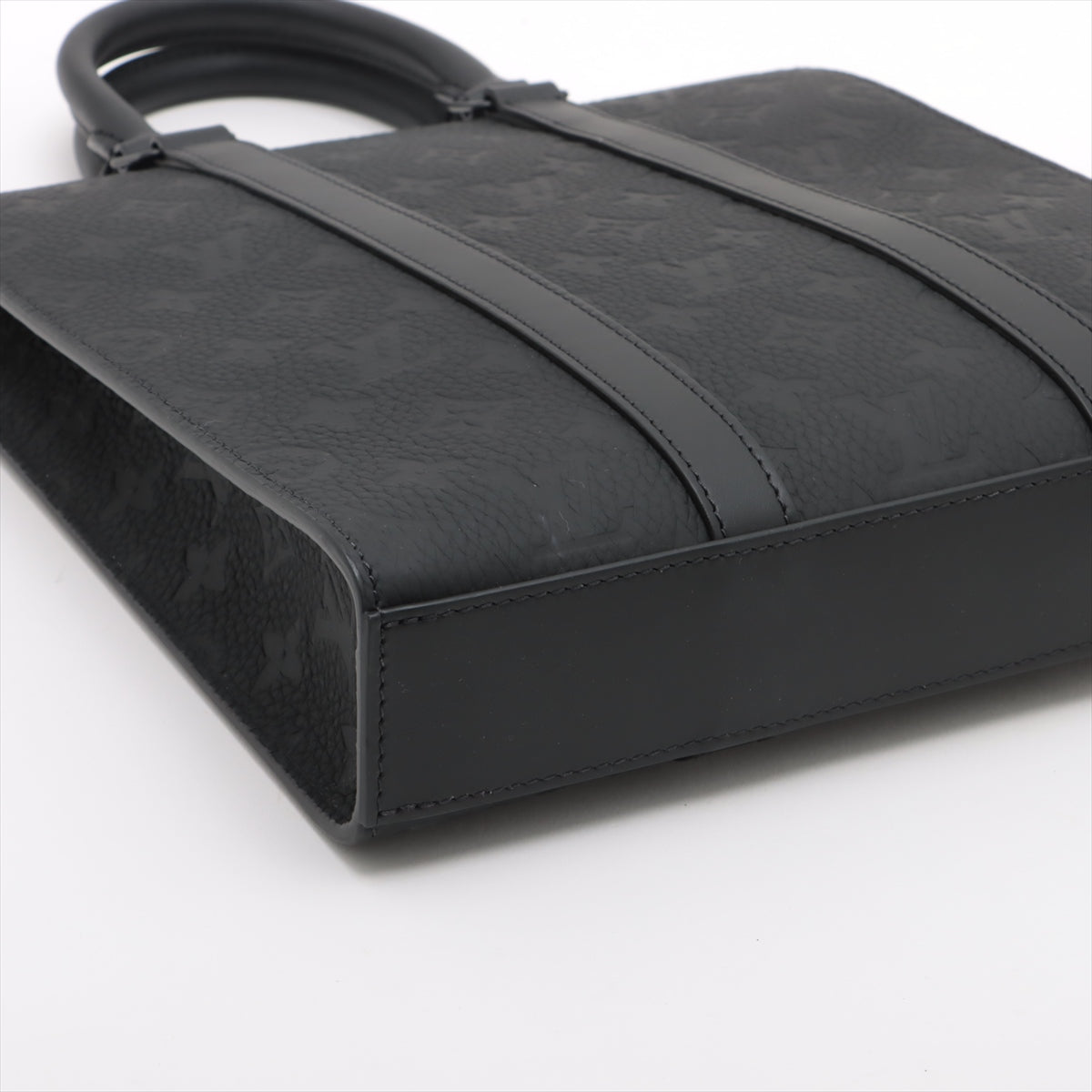 Louis Vuitton monogram sappra cross at