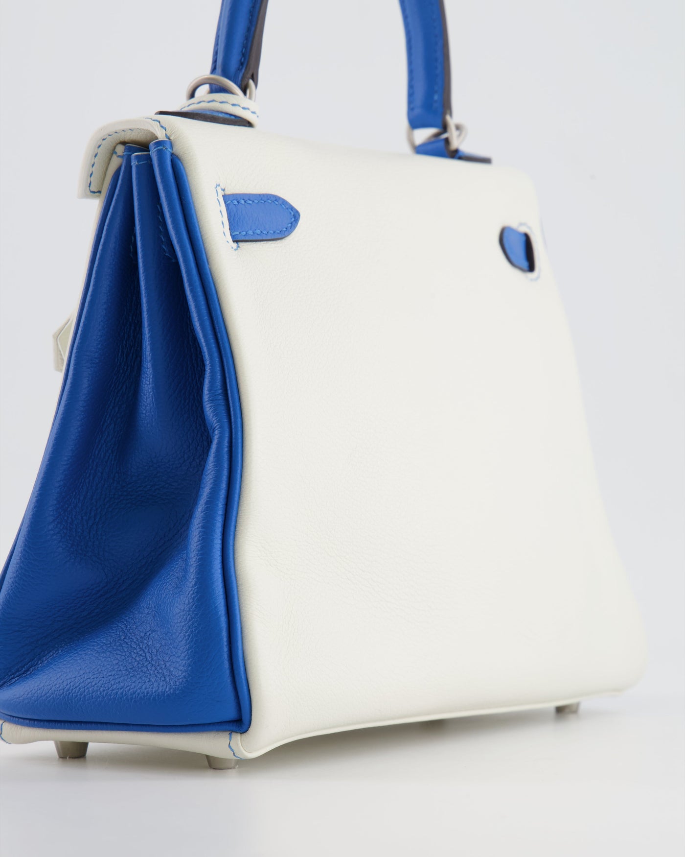 Hermes HSS Kelly 25 Retourne Bag in White and Bleu Mykonos Evercolor Leather with Contrast Stitching and Brushed Palladium Hardware - Product Image 15