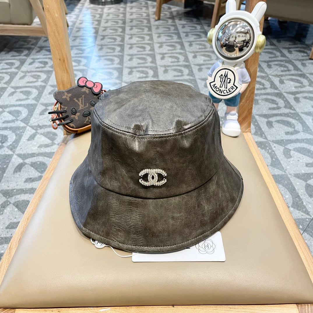 BUCKET HAT IN WOOD BROWN CALFSKIN 431731 | Studio Nafay