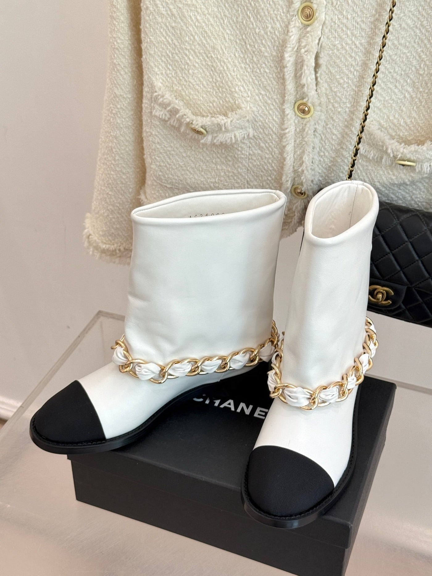 Chanel 25 Large Chain Flat-solved Boot White Lambskin 465420 - Product Image 9