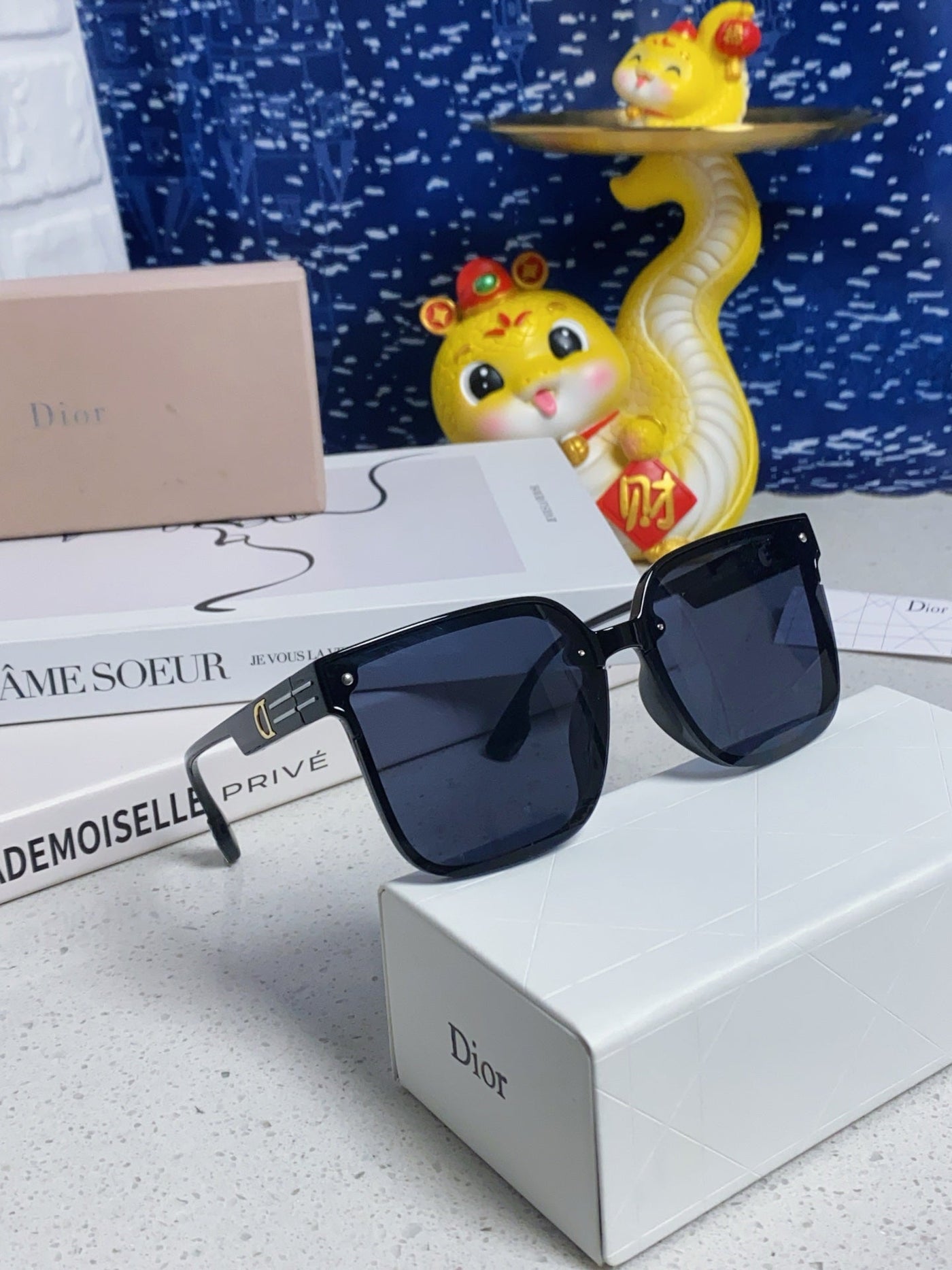MONTAIGNE SUNGLASS 560862 IN BLACK ACETATE - Product Image 3