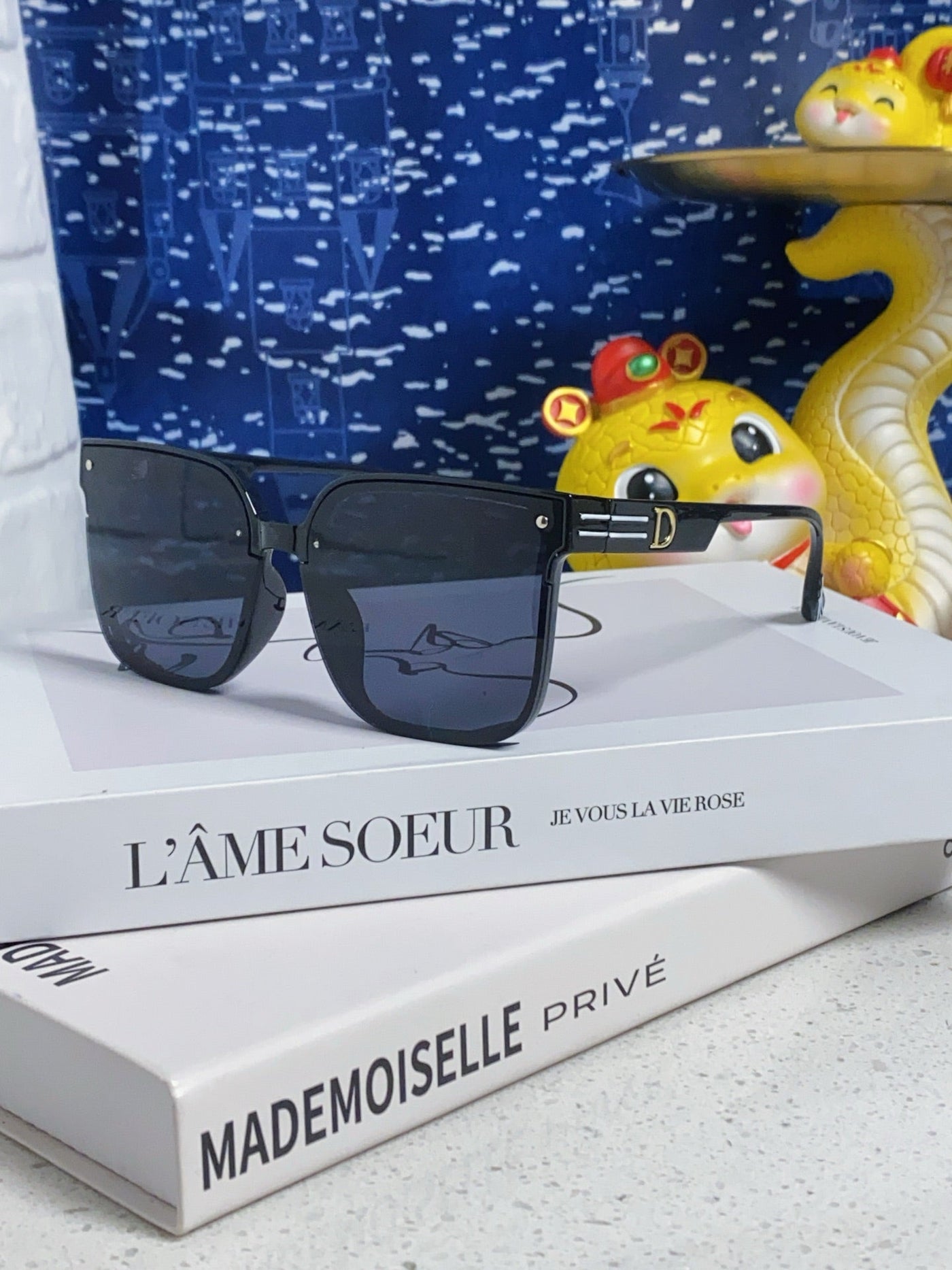 MONTAIGNE SUNGLASS 560862 IN BLACK ACETATE - Product Image 4