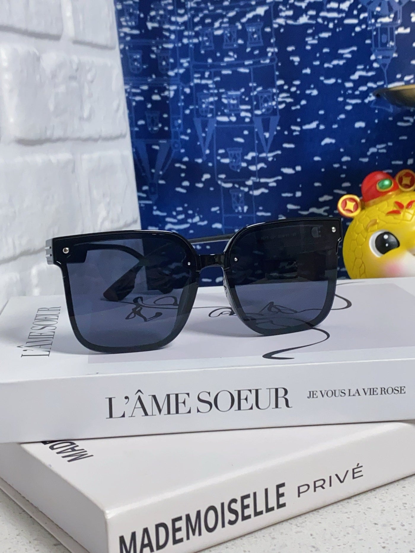 MONTAIGNE SUNGLASS 560862 IN BLACK ACETATE - Product Image 8