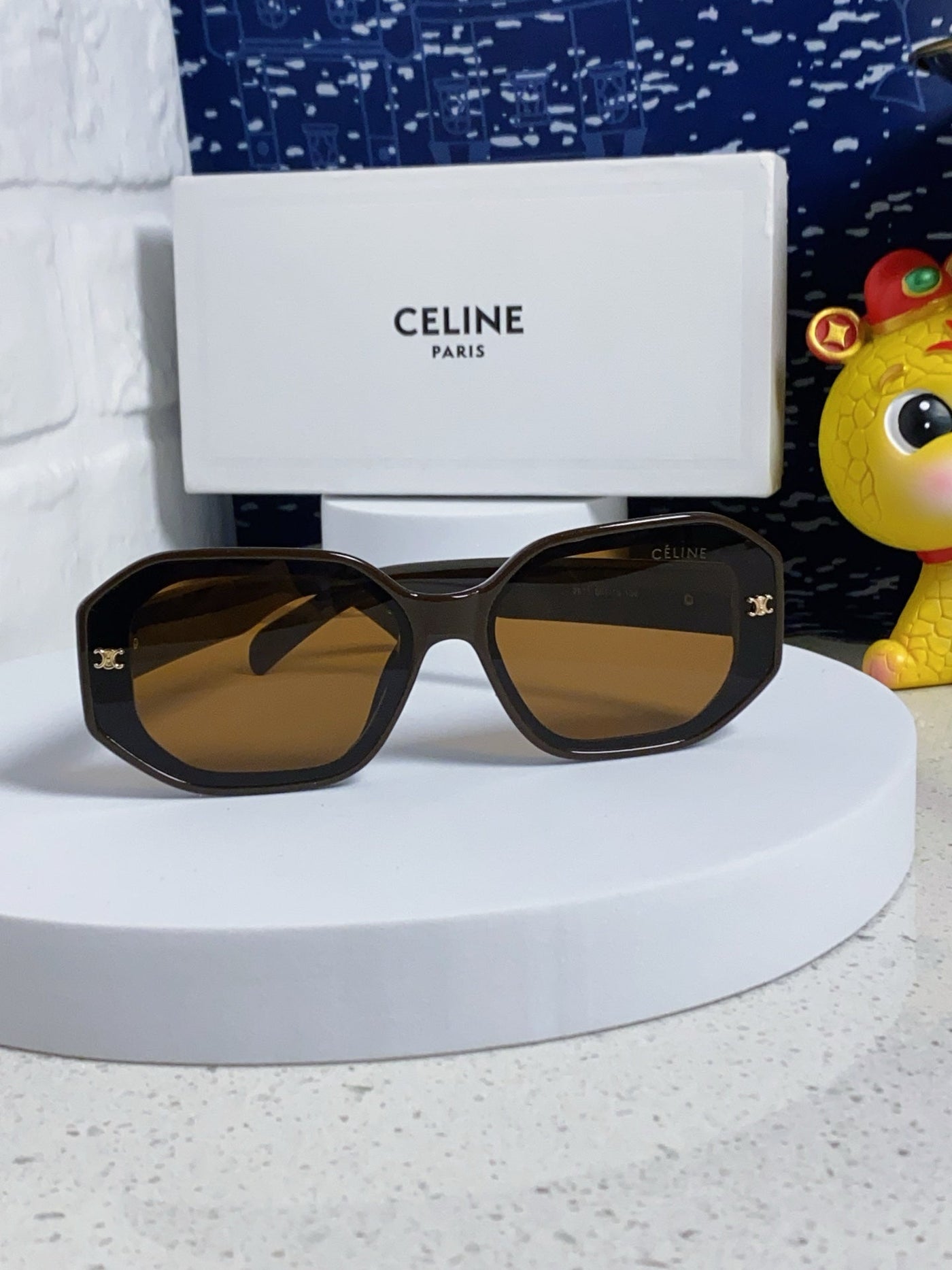 TRIOMPHE SQUARE SUNGLASS 566742 IN CAMEL ACETATE - Product Image 3