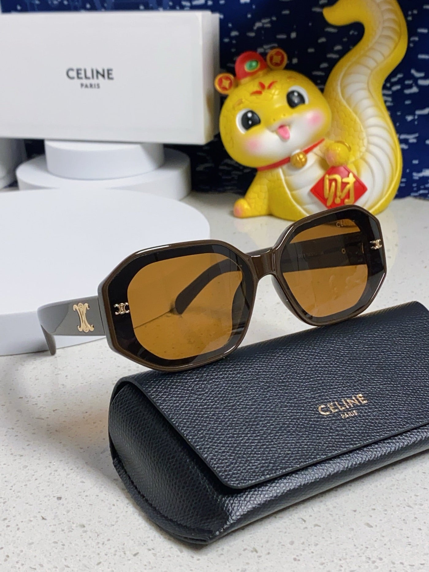 TRIOMPHE SQUARE SUNGLASS 566742 IN CAMEL ACETATE - Product Image 4