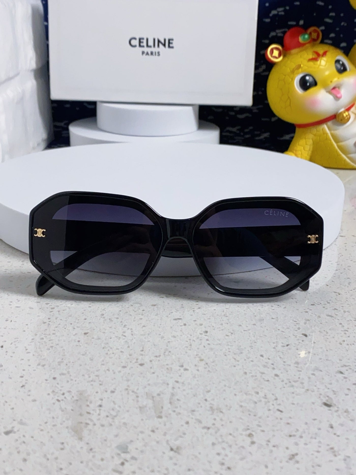 TRIOMPHE SQUARE SUNGLASS 566743 IN BLACK ACETATE GRADIENT SMOKE LENSES - Product Image 4