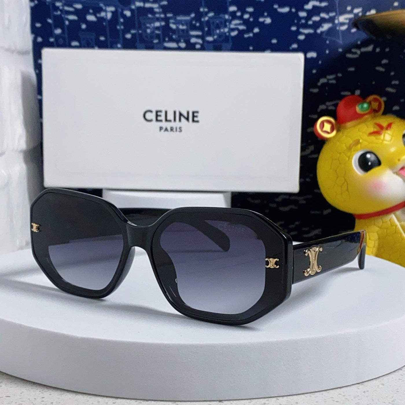 TRIOMPHE SQUARE SUNGLASS 566743 IN BLACK ACETATE GRADIENT SMOKE LENSES | Studio Nafay