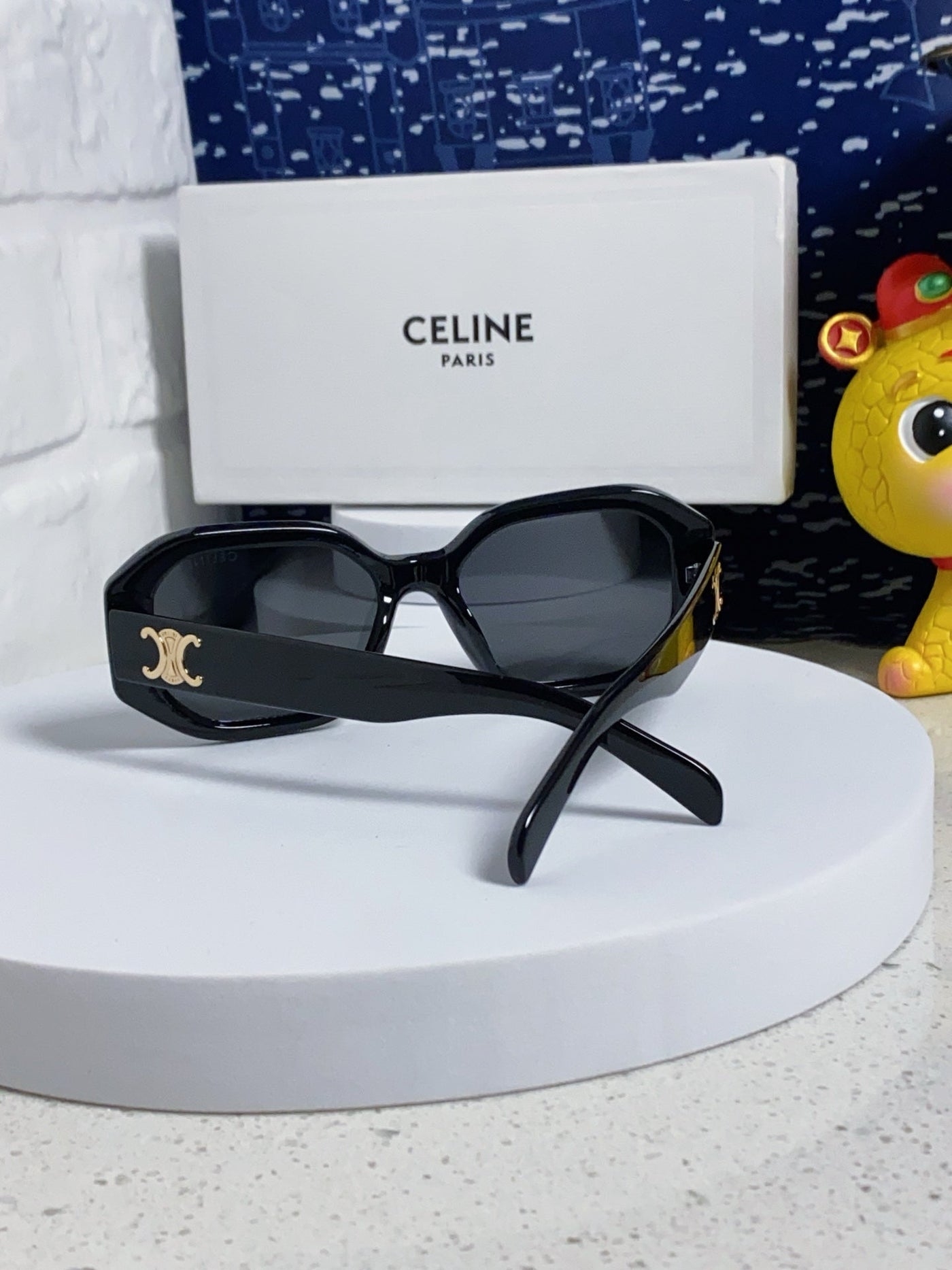 TRIOMPHE SQUARE SUNGLASS 566744 IN BLACK ACETATE - Product Image 3