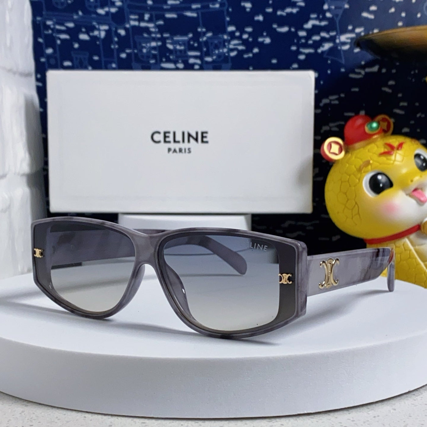 TRIOMPHE SUNGLASS 566217 IN MARBLED EFFECT ACETATE | Studio Nafay