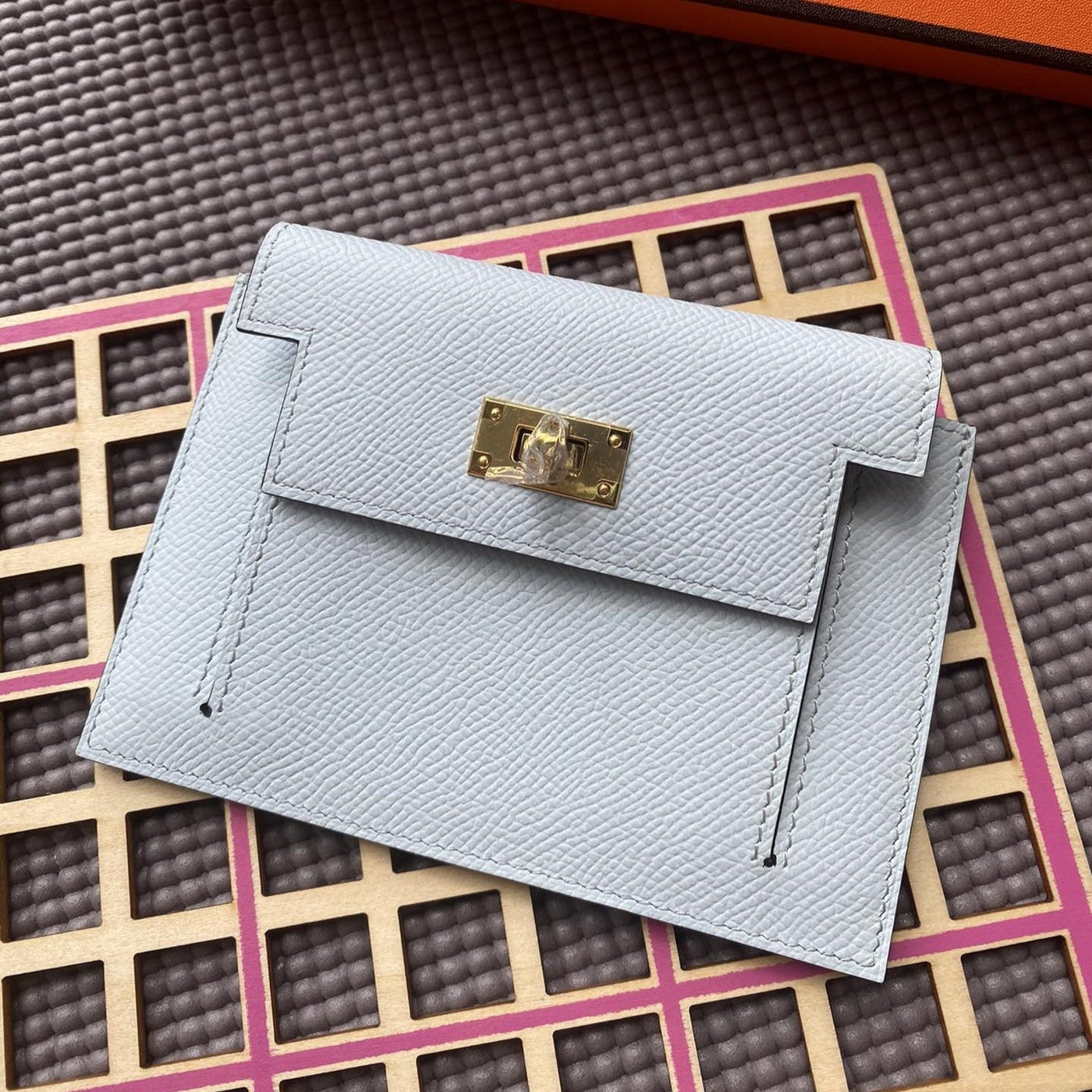 HM Kelly Pocket 13.5 Light Grey Epsom Ghw | Studio Nafay