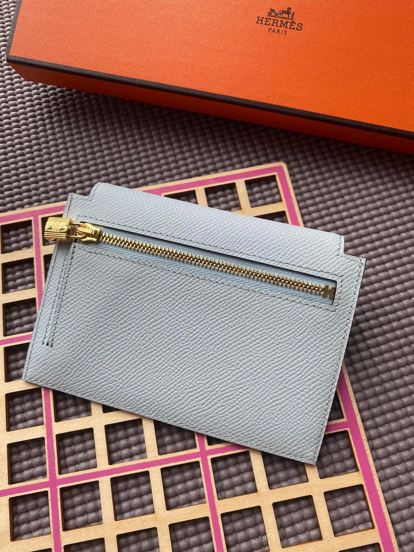HM Kelly Pocket 13.5 Light Grey Epsom Ghw - Product Image 2