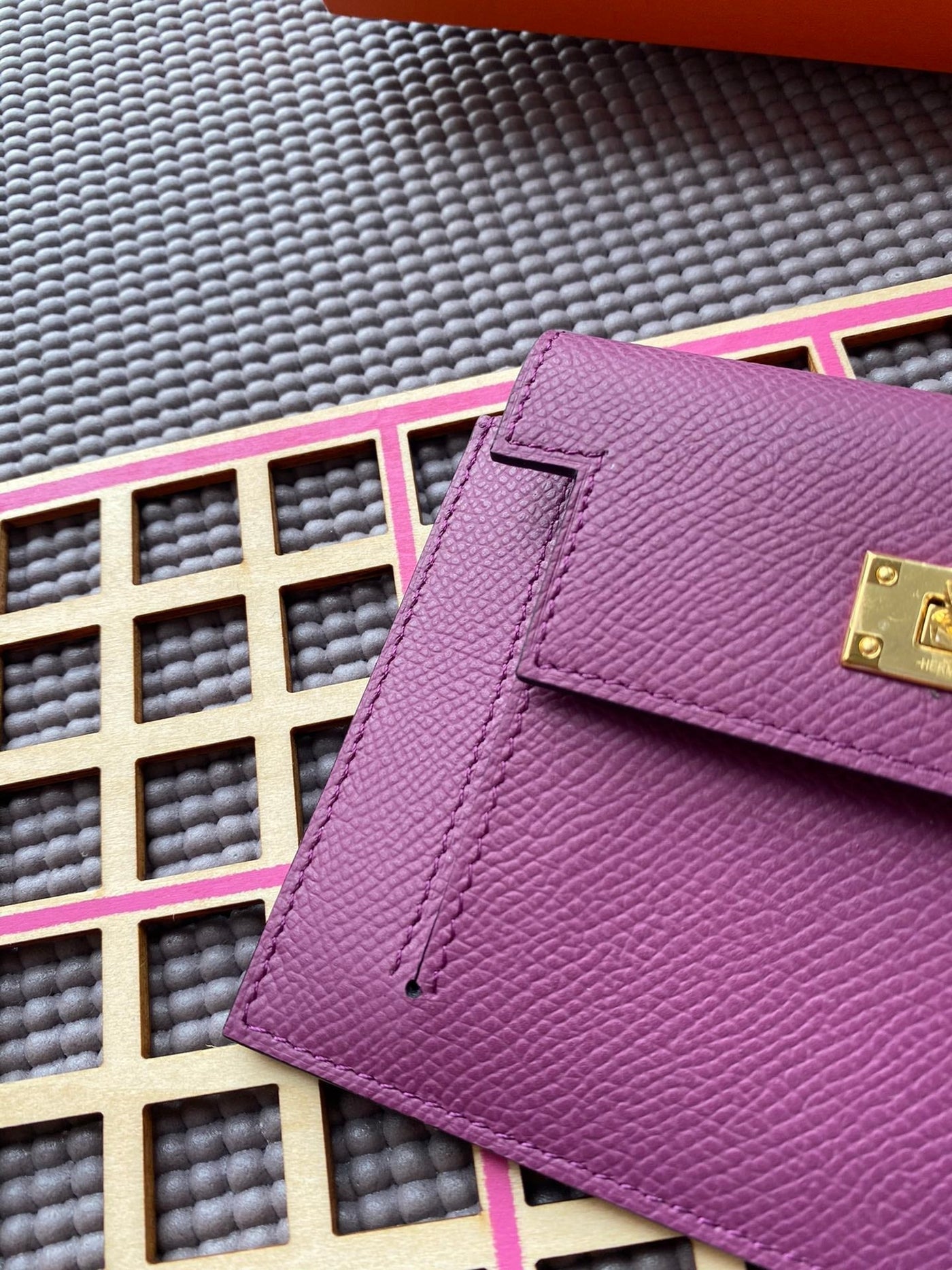 HM Kelly Pocket 13.5 Purple Epsom Ghw - Product Image 6