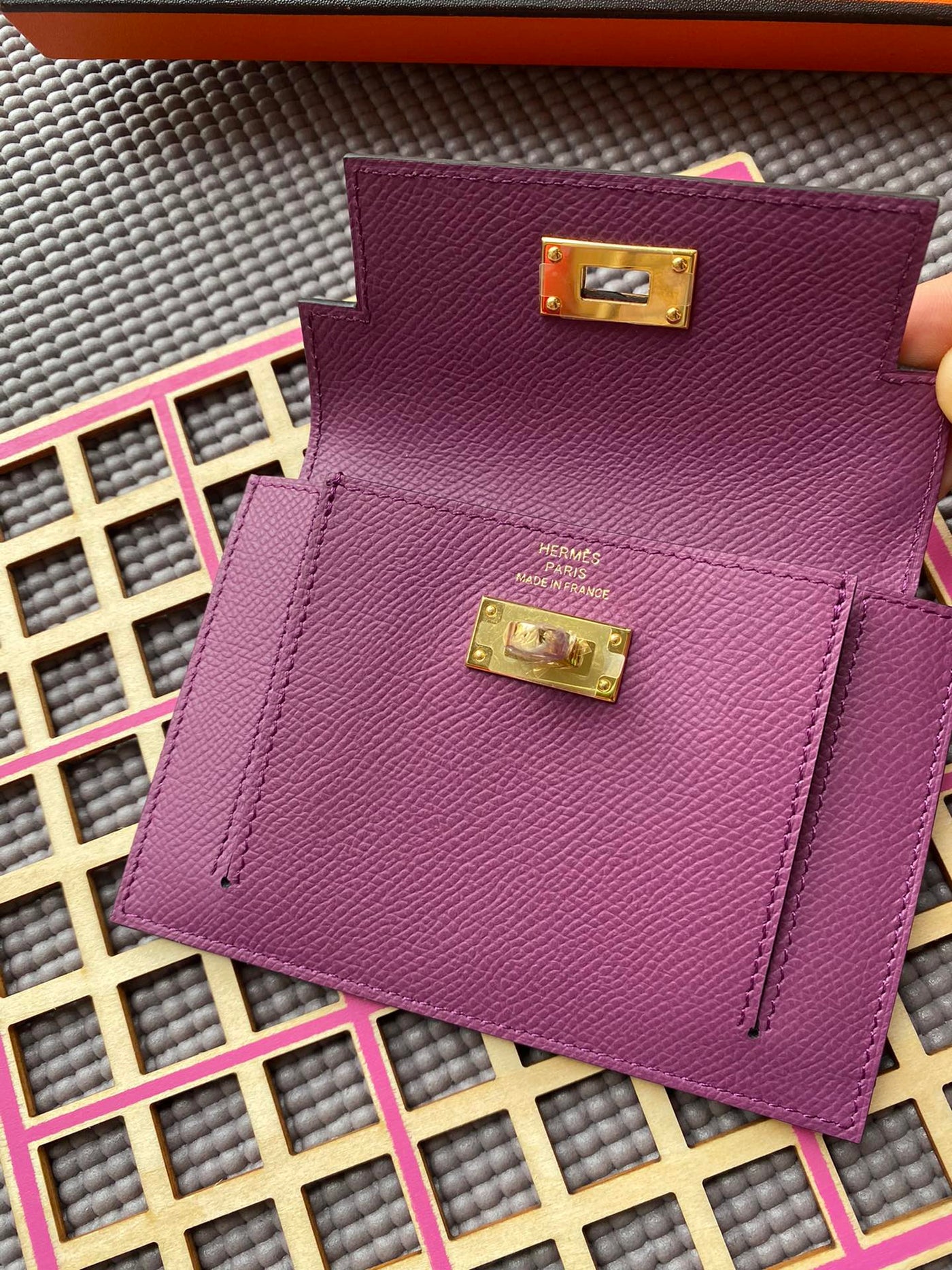 HM Kelly Pocket 13.5 Purple Epsom Ghw - Product Image 3