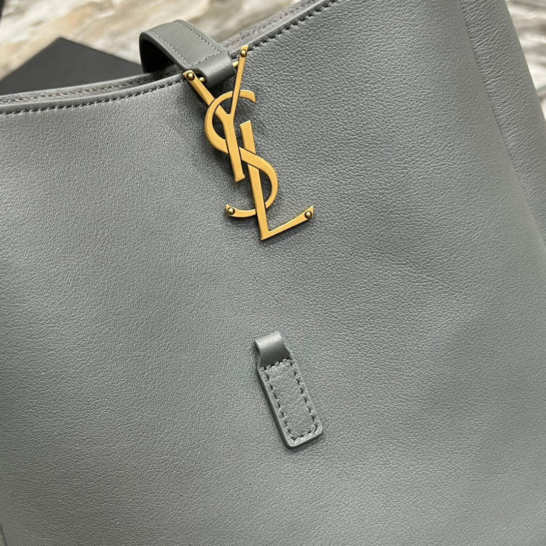 le 5a7 small 23 rock gray calfskin - Product Image 3
