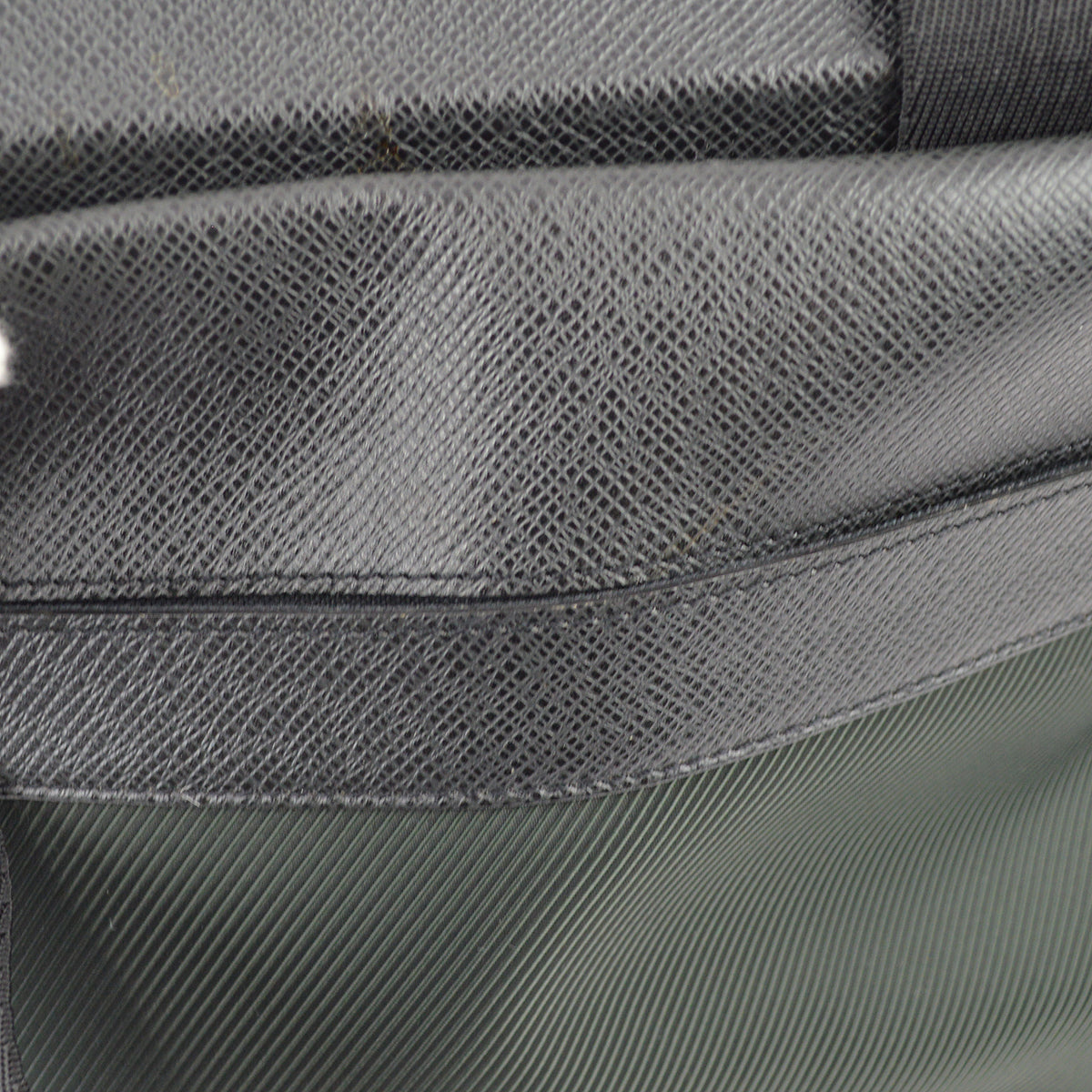 Louis Vuitton Black Taiga Beluga Shoulder Bag