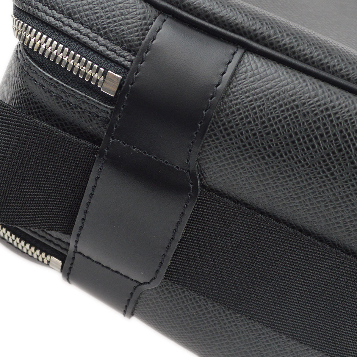 Louis Vuitton Black Taiga Reporter PM Shoulder Bag