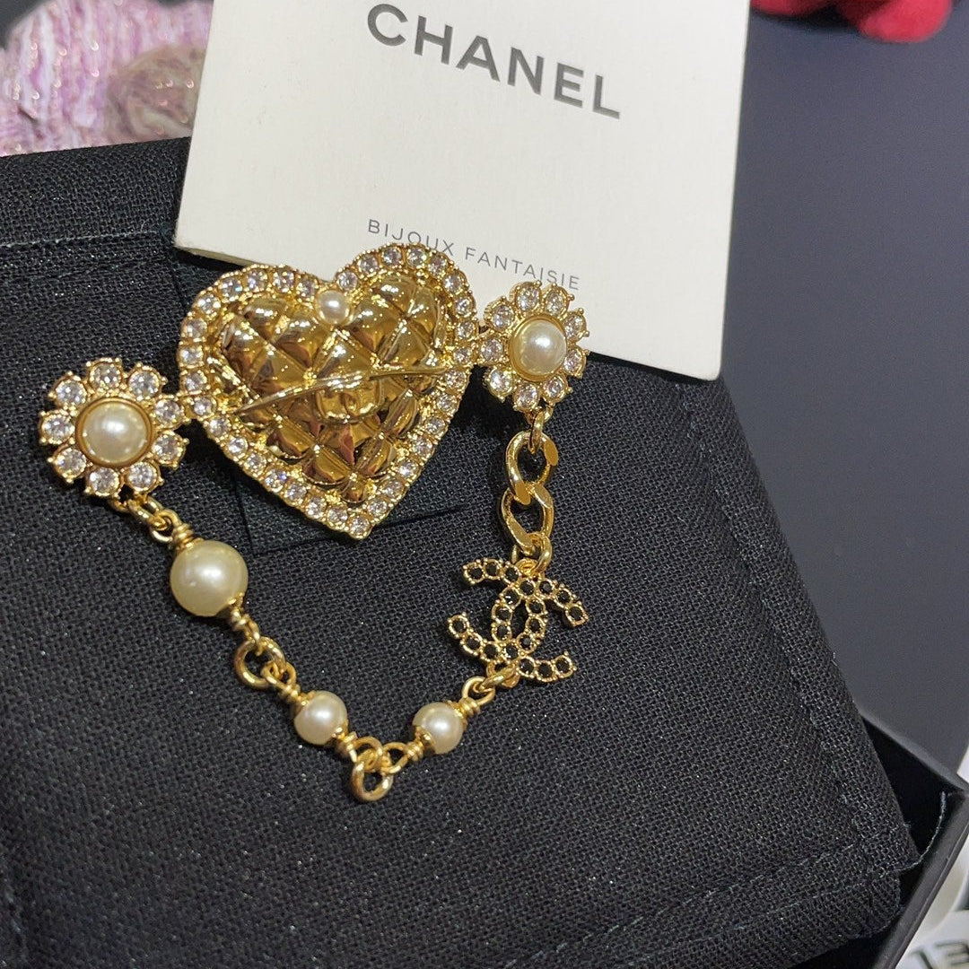 CC Brooch Gold 163085 | Studio Nafay