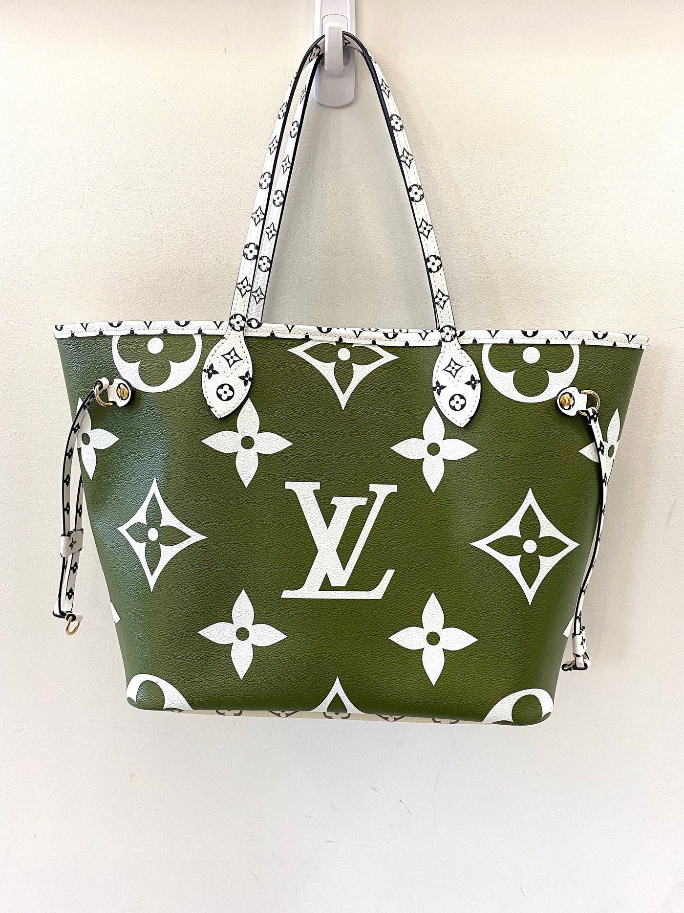 LOUIS VUITTON GIANT MONOGRAM NEVERFULL MM - Product Image 4