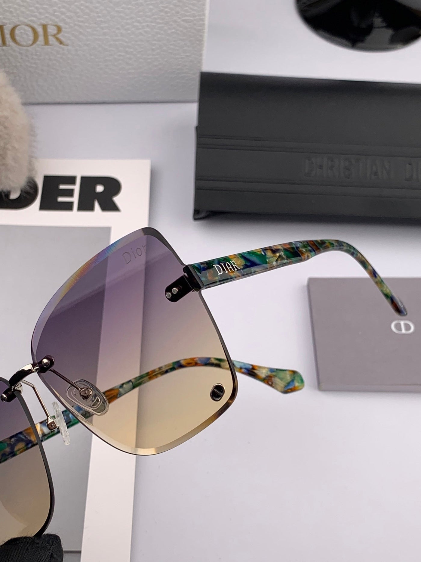 MONTAIGNE SUNGLASS IN MULTICOLOR ACETATE - Product Image 3