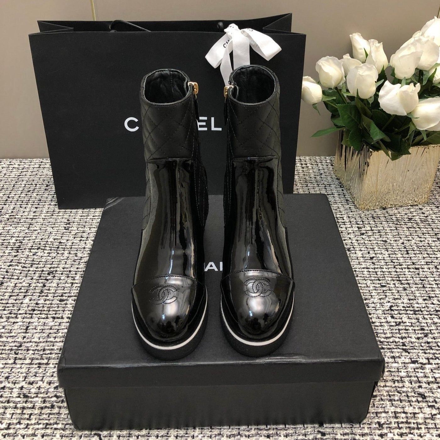 ROUND-TOE SHORT BOOTS BLACK SHEEPSKIN | Studio Nafay
