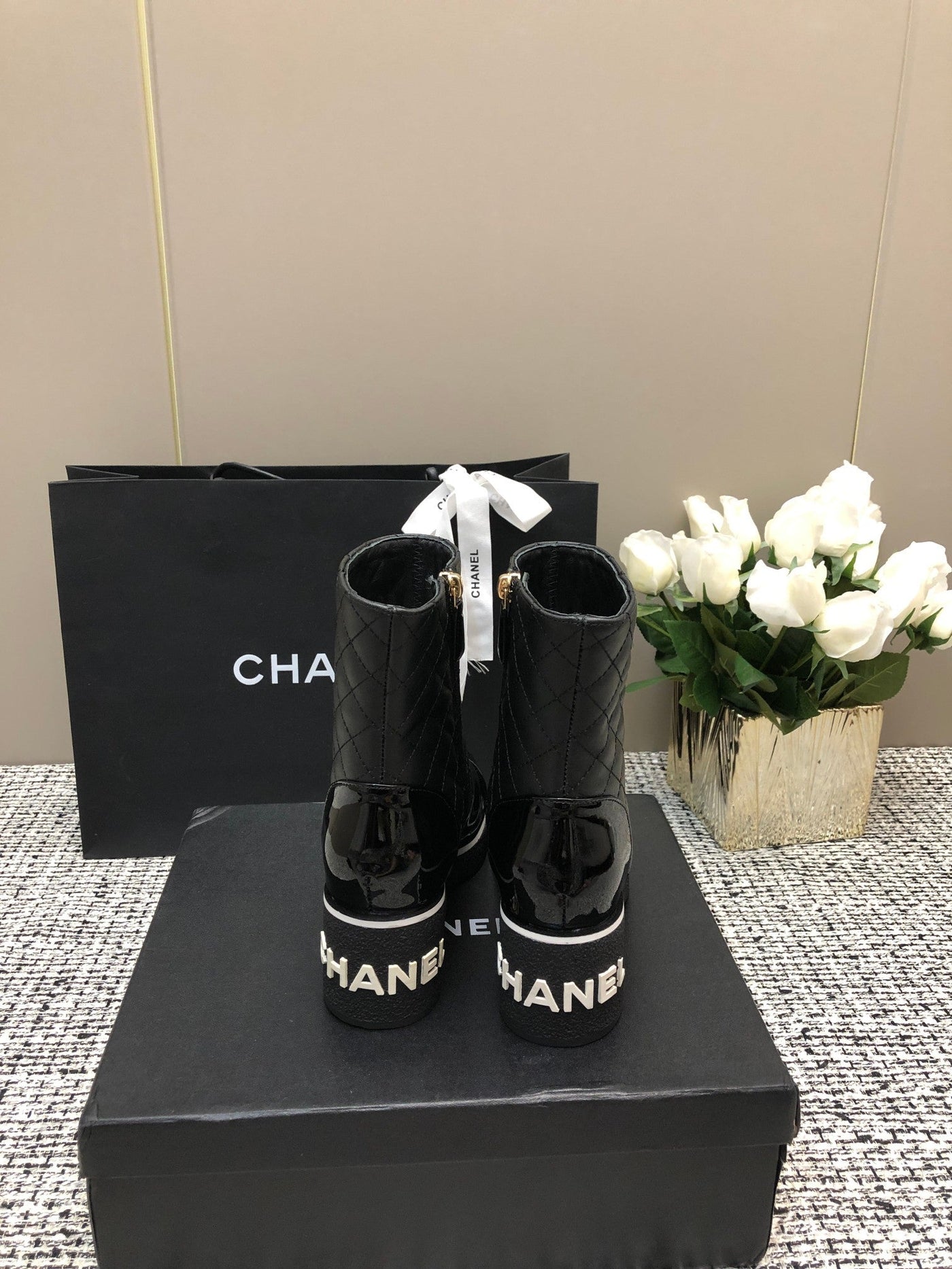 ROUND-TOE SHORT BOOTS BLACK SHEEPSKIN - Product Image 5
