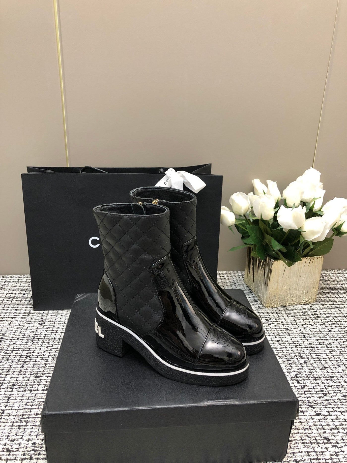 ROUND-TOE SHORT BOOTS BLACK SHEEPSKIN - Product Image 3