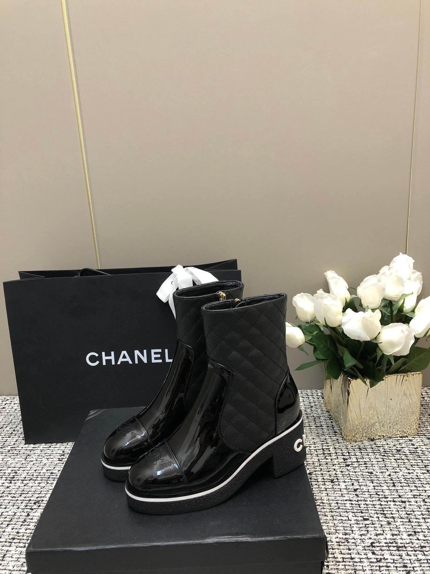 ROUND-TOE SHORT BOOTS BLACK SHEEPSKIN - Product Image 4