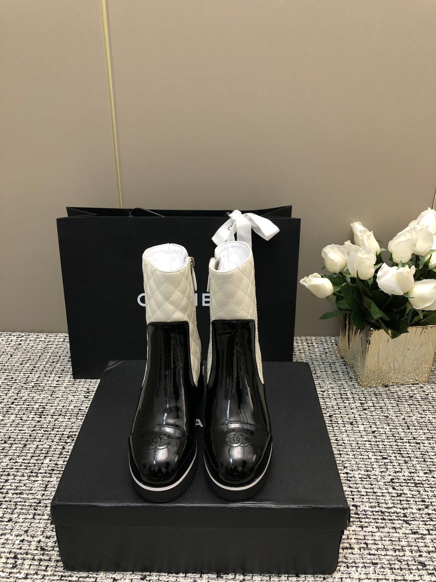 ROUND-TOE SHORT BOOTS BLACK MIX WHITE SHEEPSKIN - Product Image 2