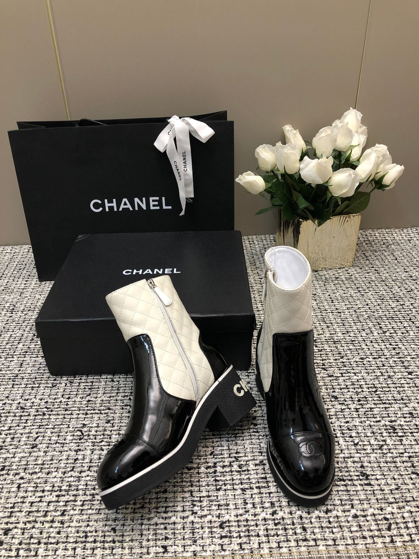 ROUND-TOE SHORT BOOTS BLACK MIX WHITE SHEEPSKIN - Product Image 6