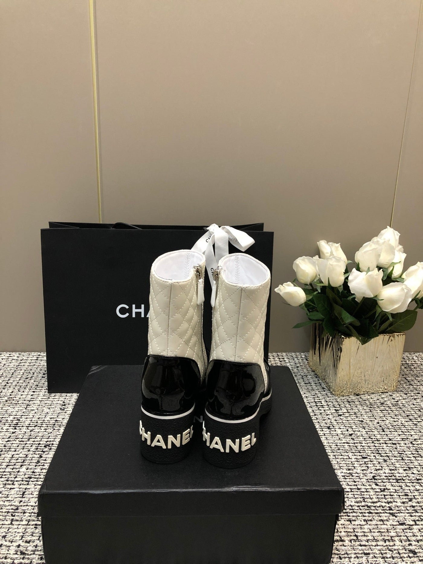 ROUND-TOE SHORT BOOTS BLACK MIX WHITE SHEEPSKIN - Product Image 9