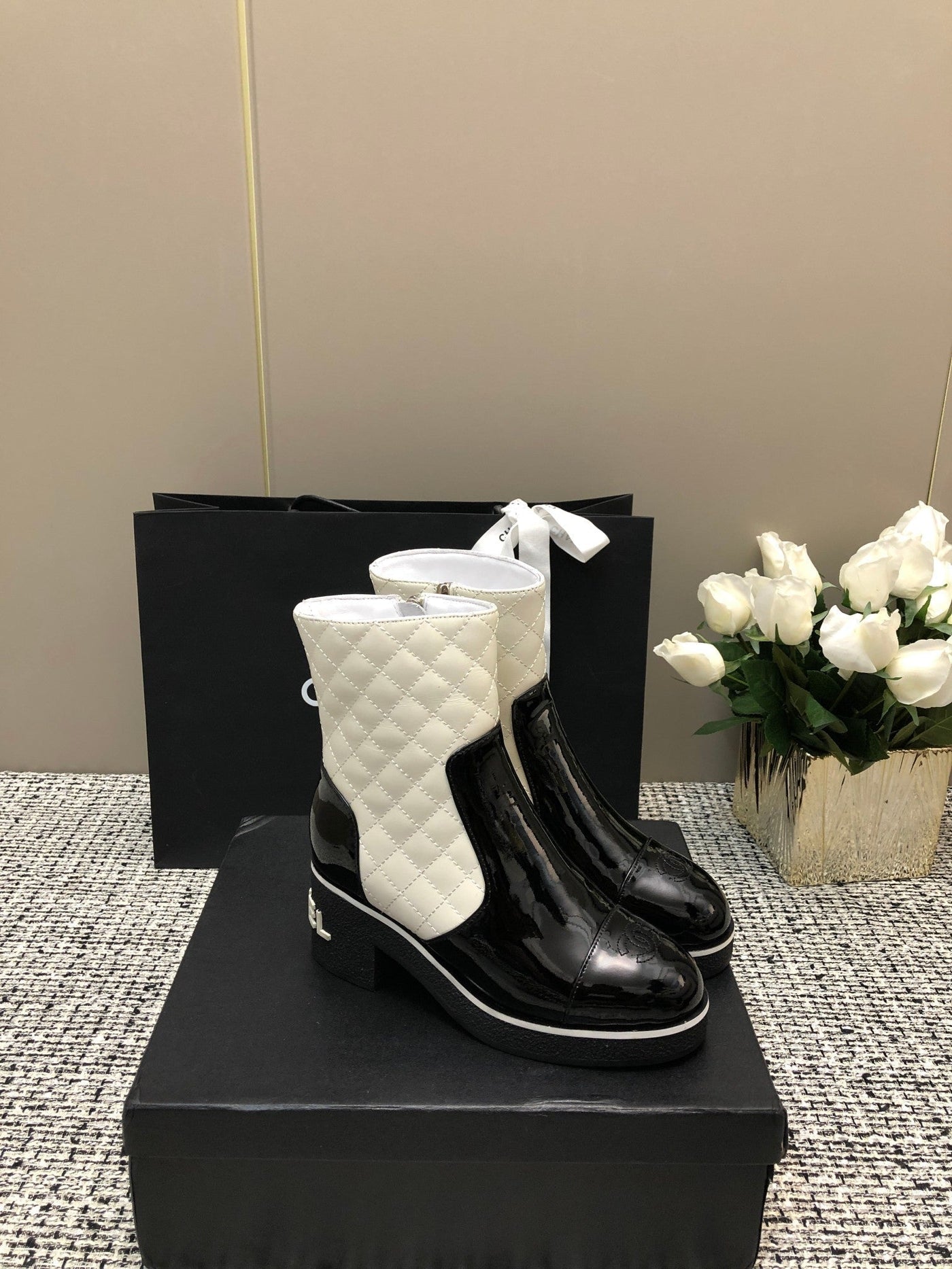ROUND-TOE SHORT BOOTS BLACK MIX WHITE SHEEPSKIN - Product Image 3