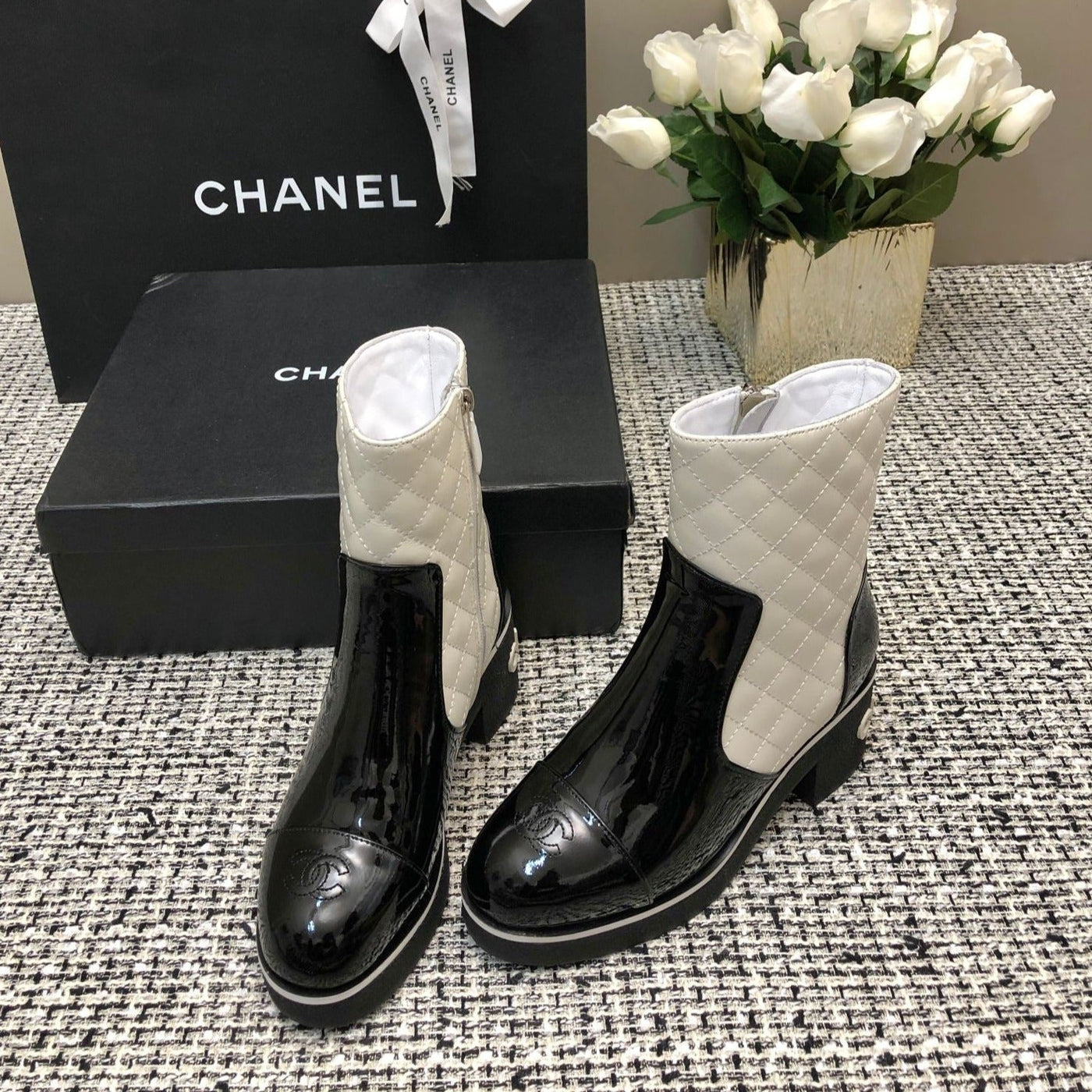 ROUND-TOE SHORT BOOTS BLACK MIX WHITE SHEEPSKIN | Studio Nafay