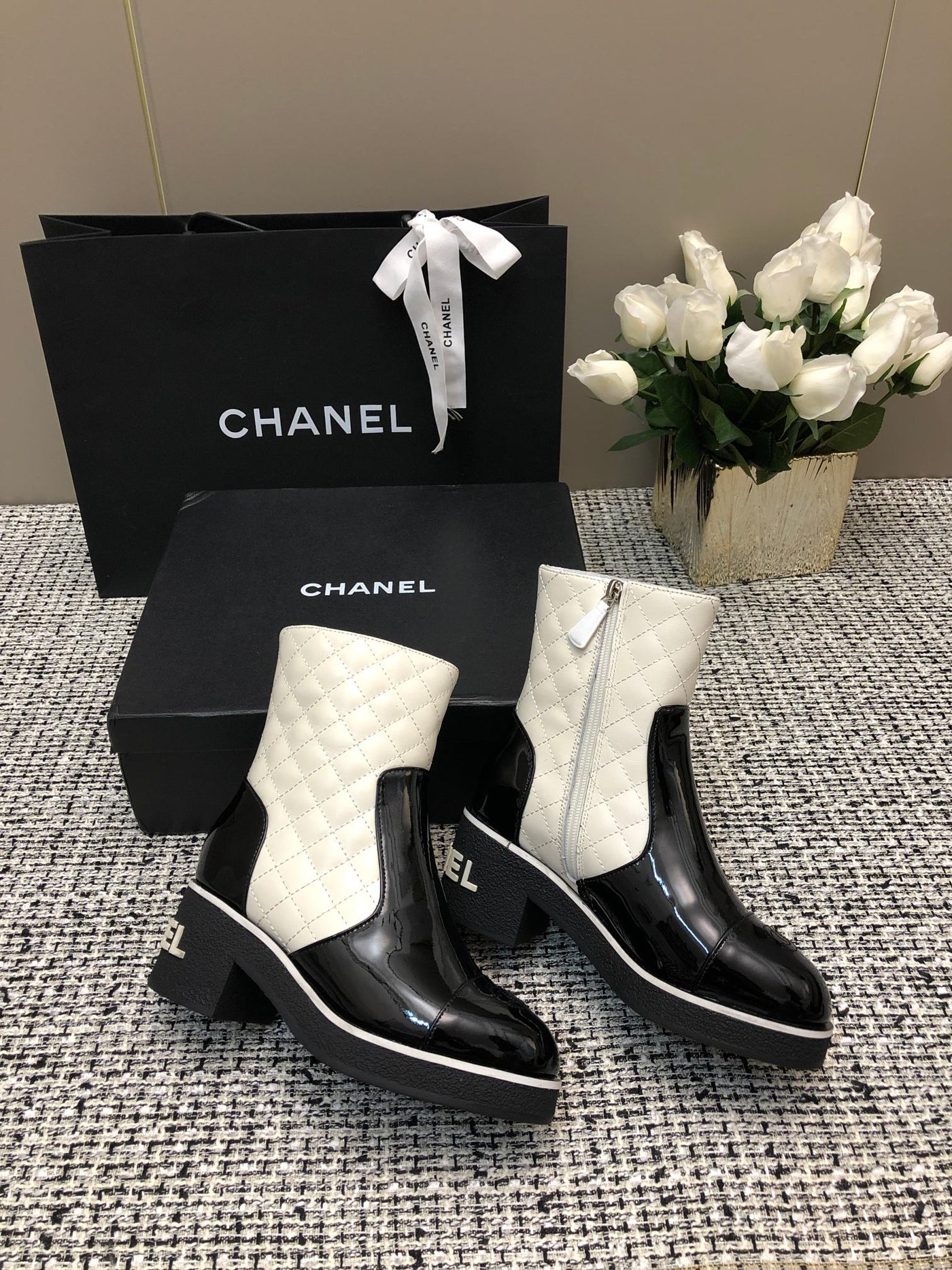 ROUND-TOE SHORT BOOTS BLACK MIX WHITE SHEEPSKIN - Product Image 4