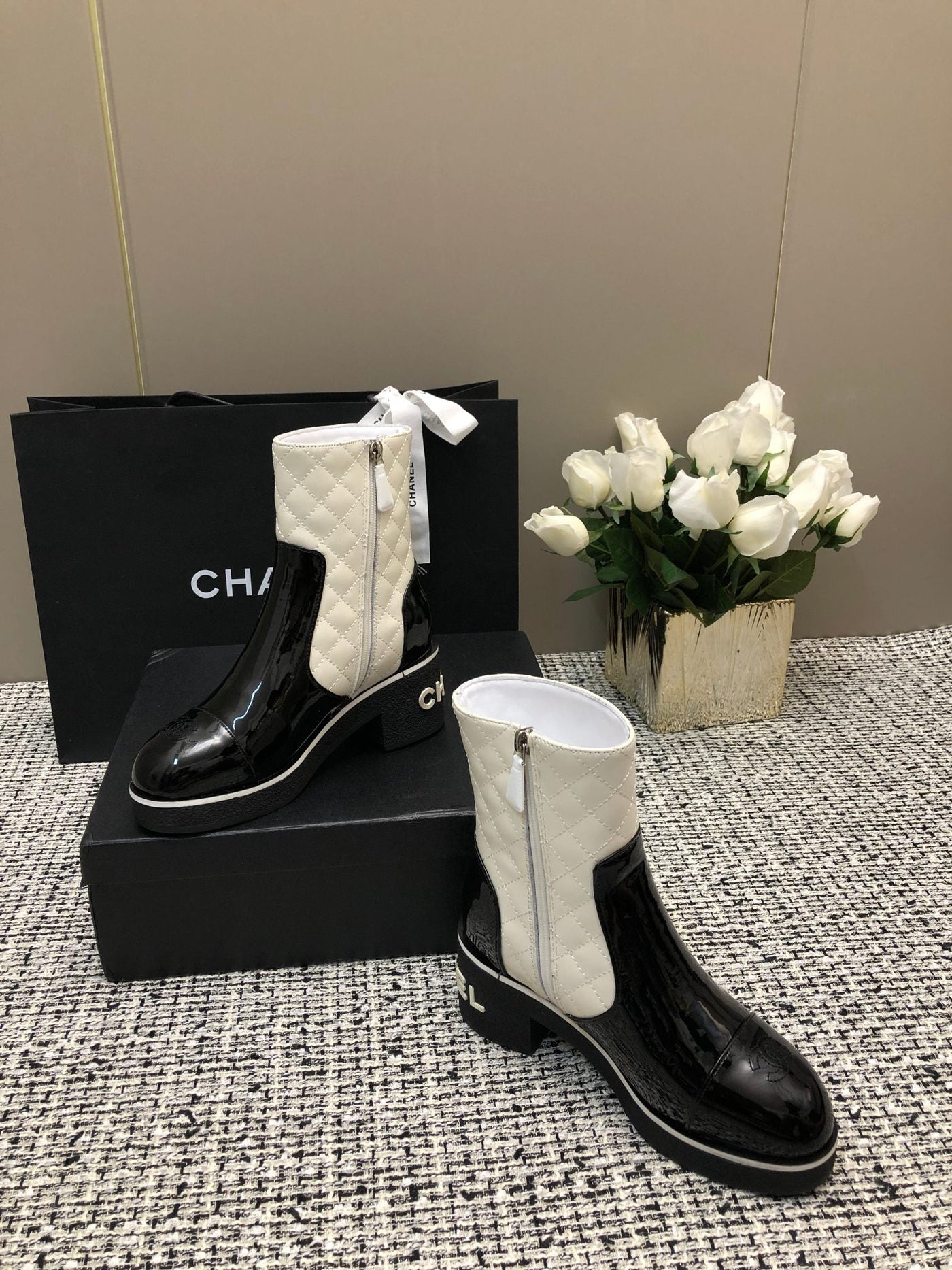 ROUND-TOE SHORT BOOTS BLACK MIX WHITE SHEEPSKIN - Product Image 7