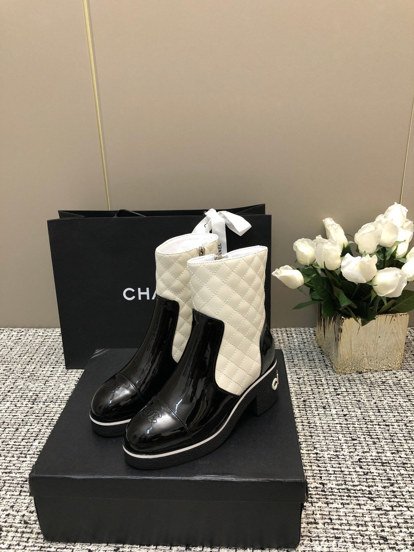 ROUND-TOE SHORT BOOTS BLACK MIX WHITE SHEEPSKIN - Product Image 5