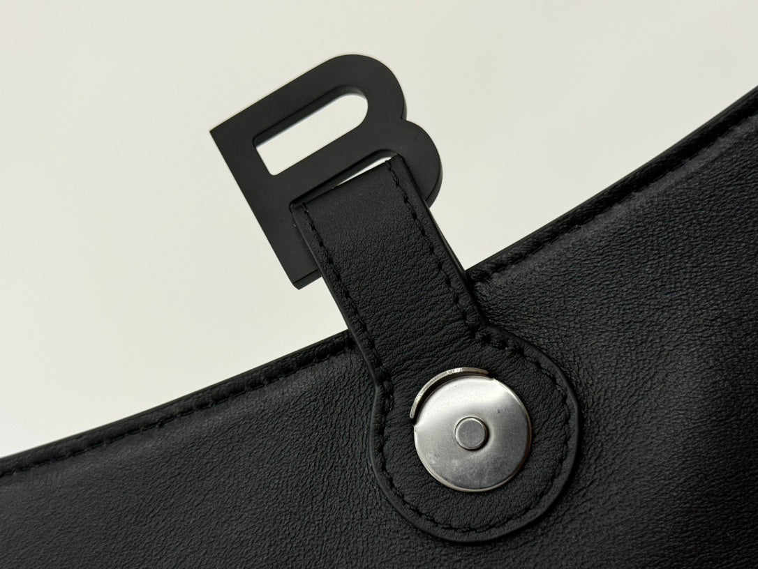 DOWNTOWN M CROSSBODY BAG 32 IN BLACK SOFT LAMBSKIN | Studio Nafay