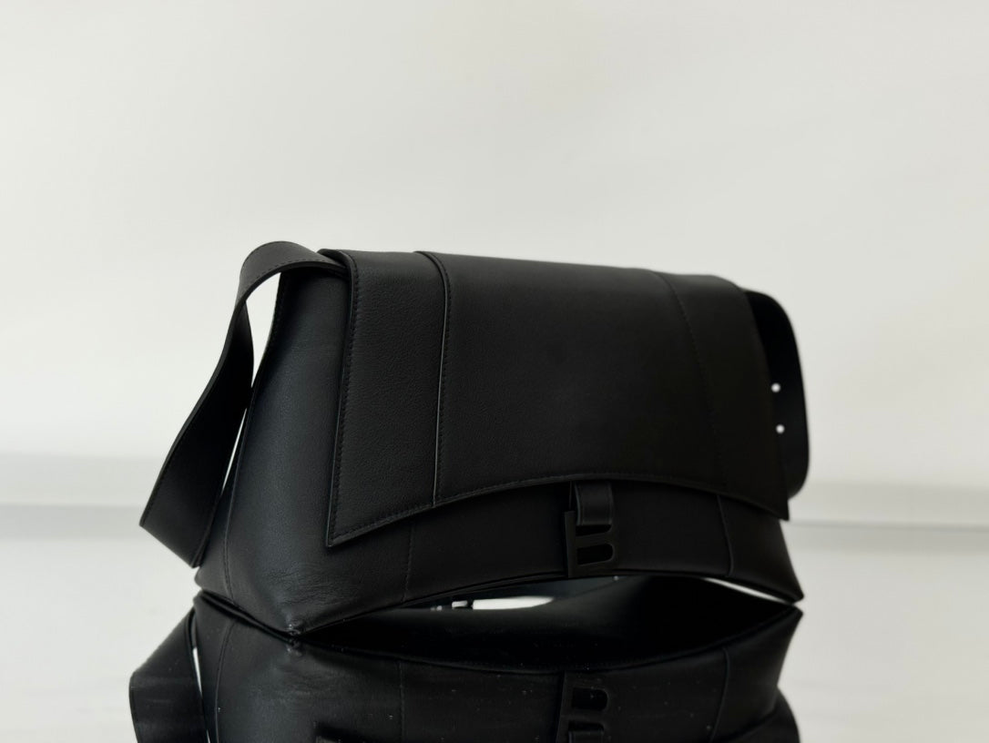 DOWNTOWN M CROSSBODY BAG 32 IN BLACK SOFT LAMBSKIN - Product Image 2