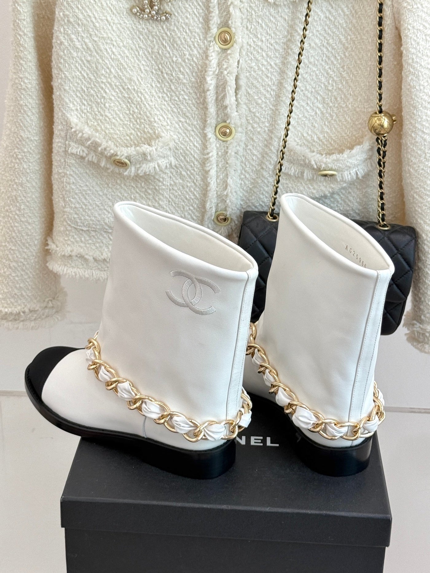 Chanel 25 Large Chain Flat-solved Boot White Lambskin 465420 - Product Image 6