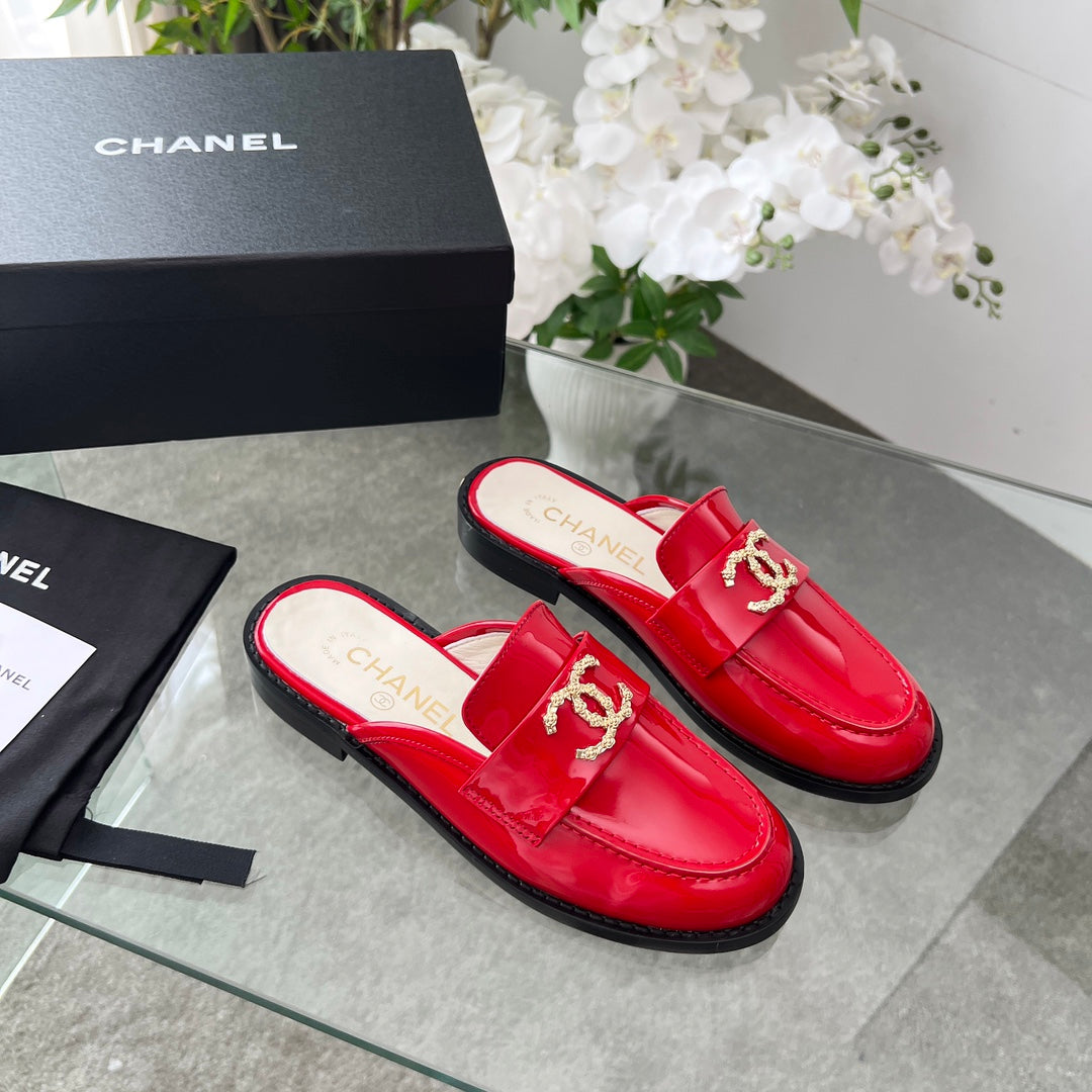 CC 25 Mule Red Patent Calfskin Gold Double C | Studio Nafay