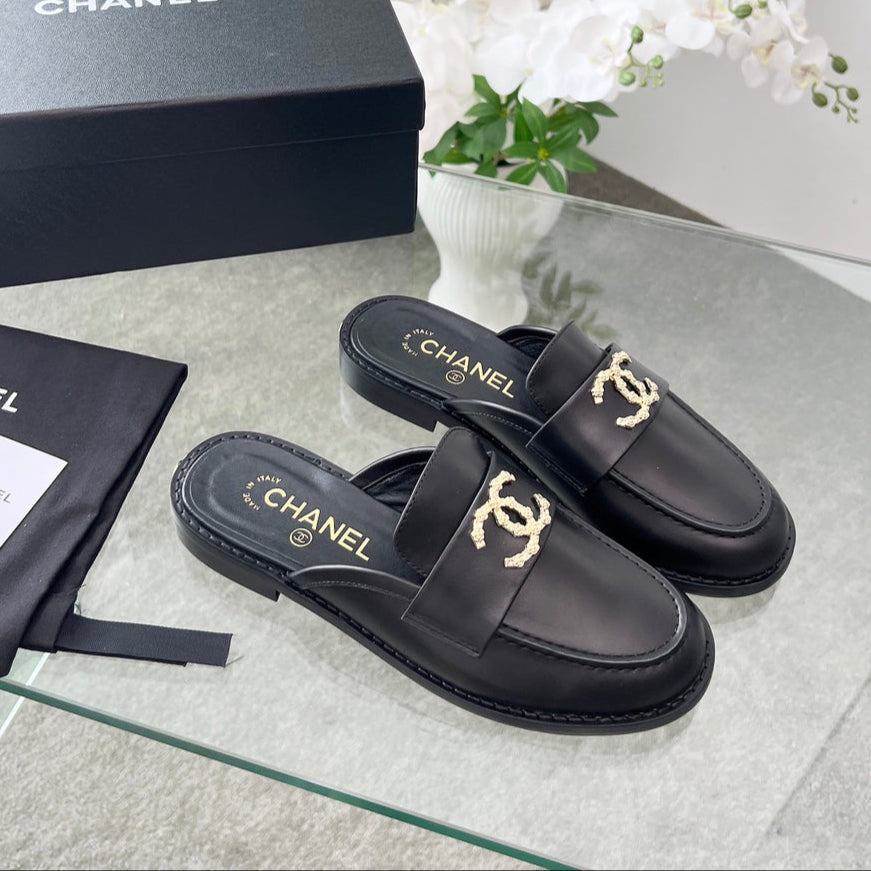 CC 25 Mule Black Calfskin Gold Double C | Studio Nafay