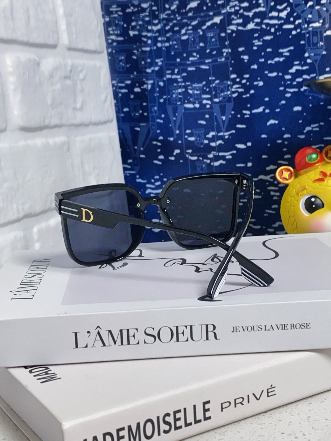 MONTAIGNE SUNGLASS 560862 IN BLACK ACETATE - Product Image 5