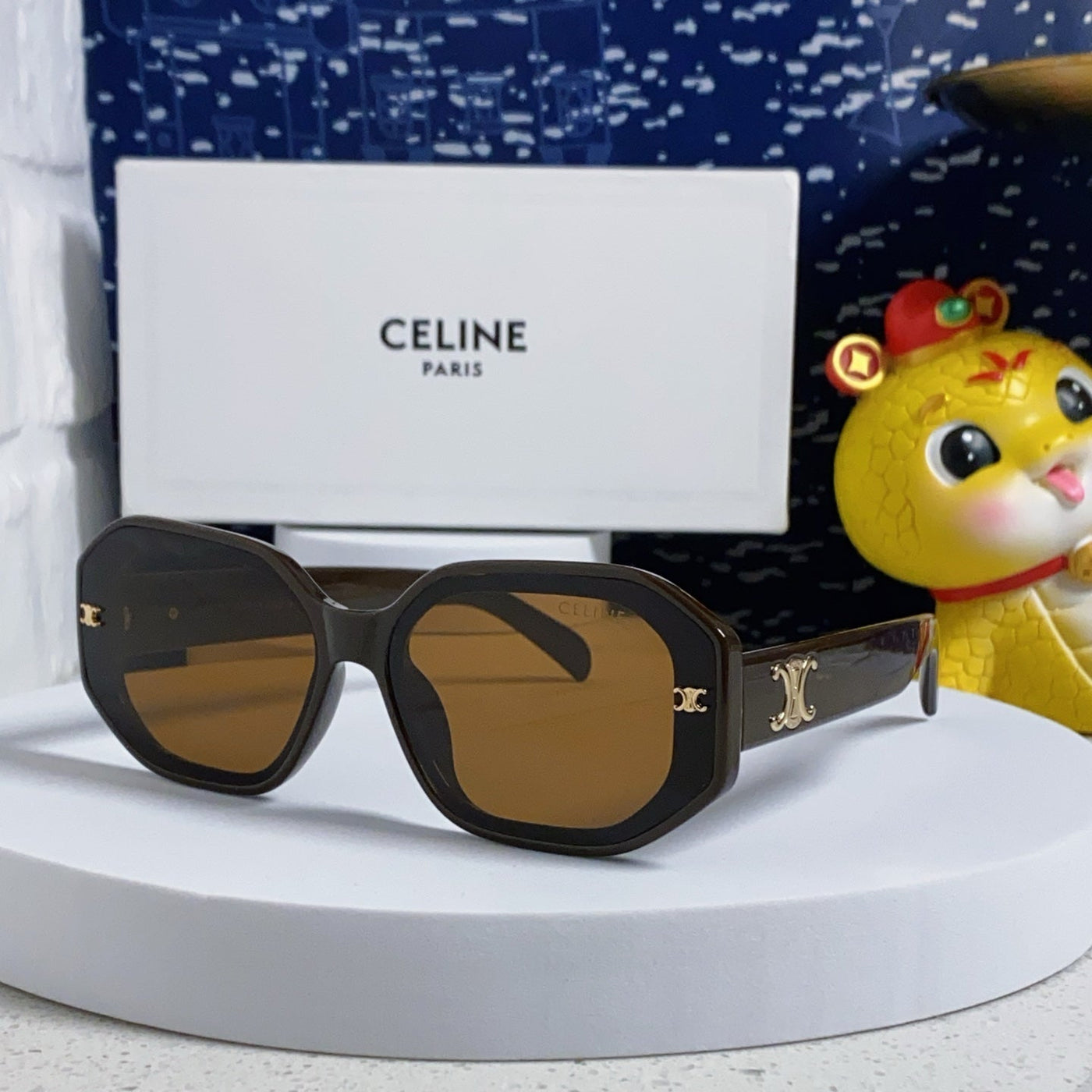 TRIOMPHE SQUARE SUNGLASS 566742 IN CAMEL ACETATE | Studio Nafay