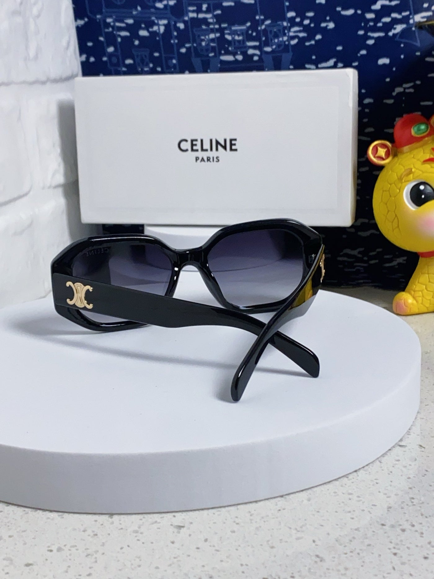 TRIOMPHE SQUARE SUNGLASS 566743 IN BLACK ACETATE GRADIENT SMOKE LENSES - Product Image 2