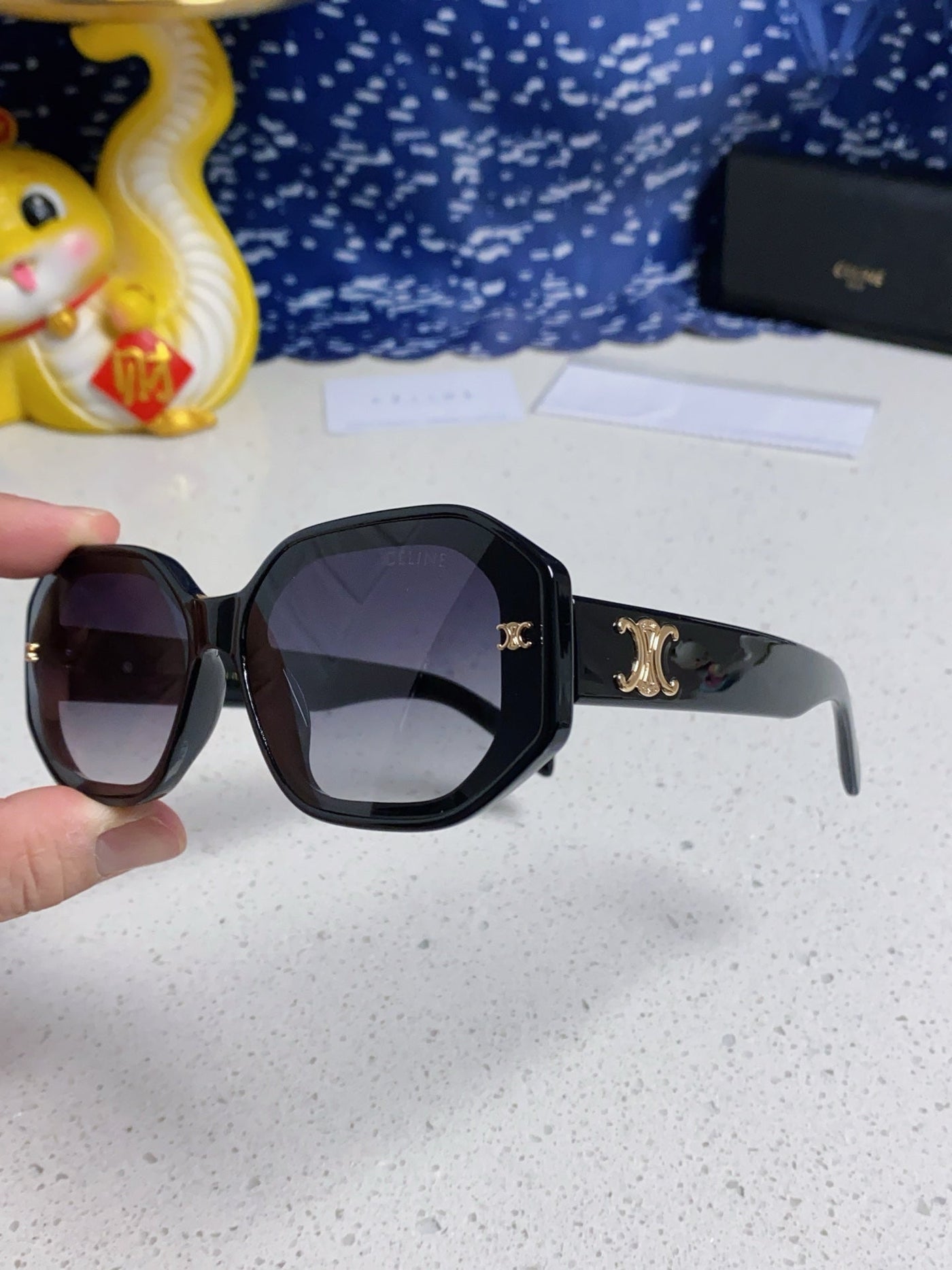 TRIOMPHE SQUARE SUNGLASS 566743 IN BLACK ACETATE GRADIENT SMOKE LENSES - Product Image 3