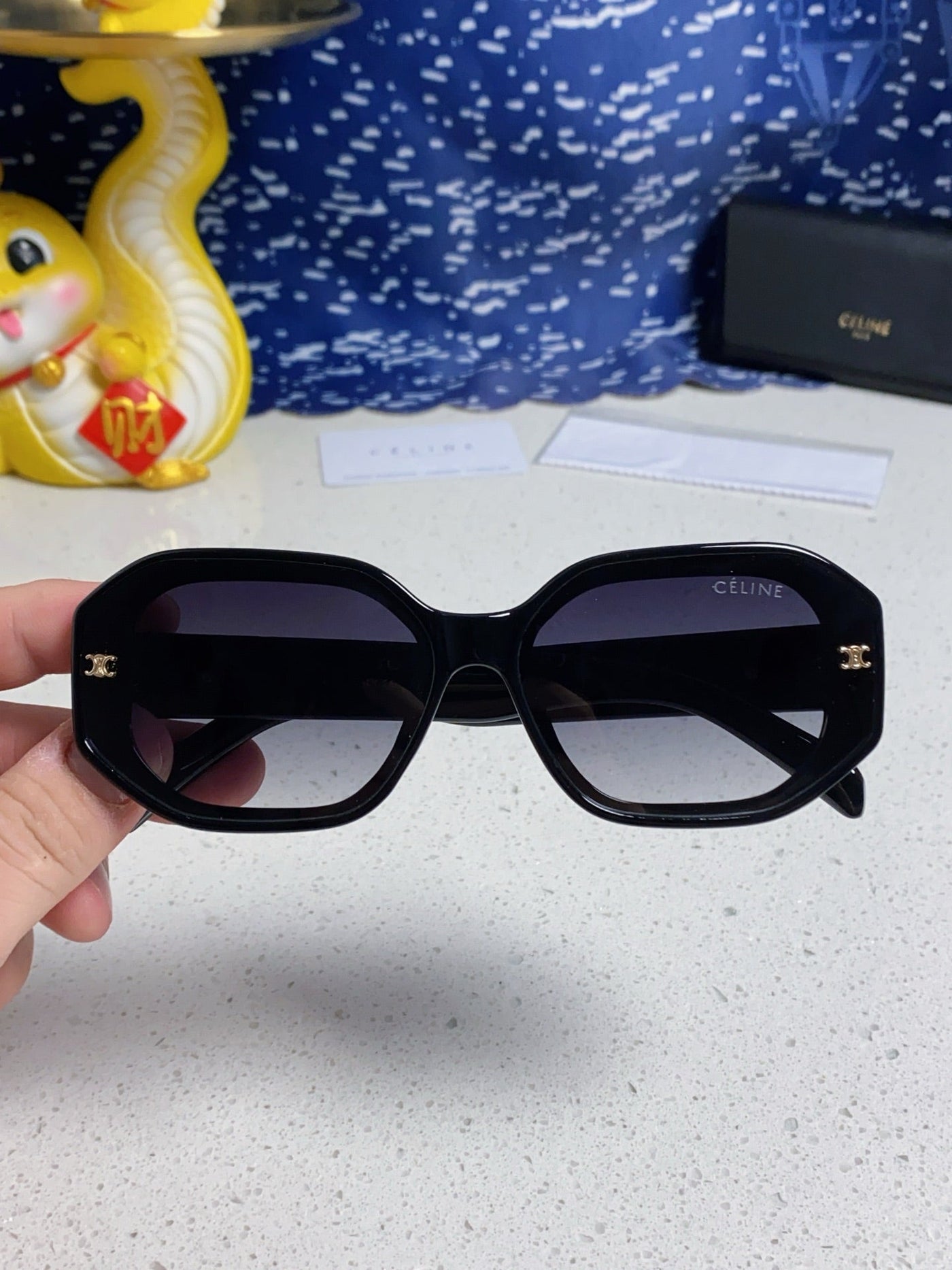 TRIOMPHE SQUARE SUNGLASS 566743 IN BLACK ACETATE GRADIENT SMOKE LENSES - Product Image 5